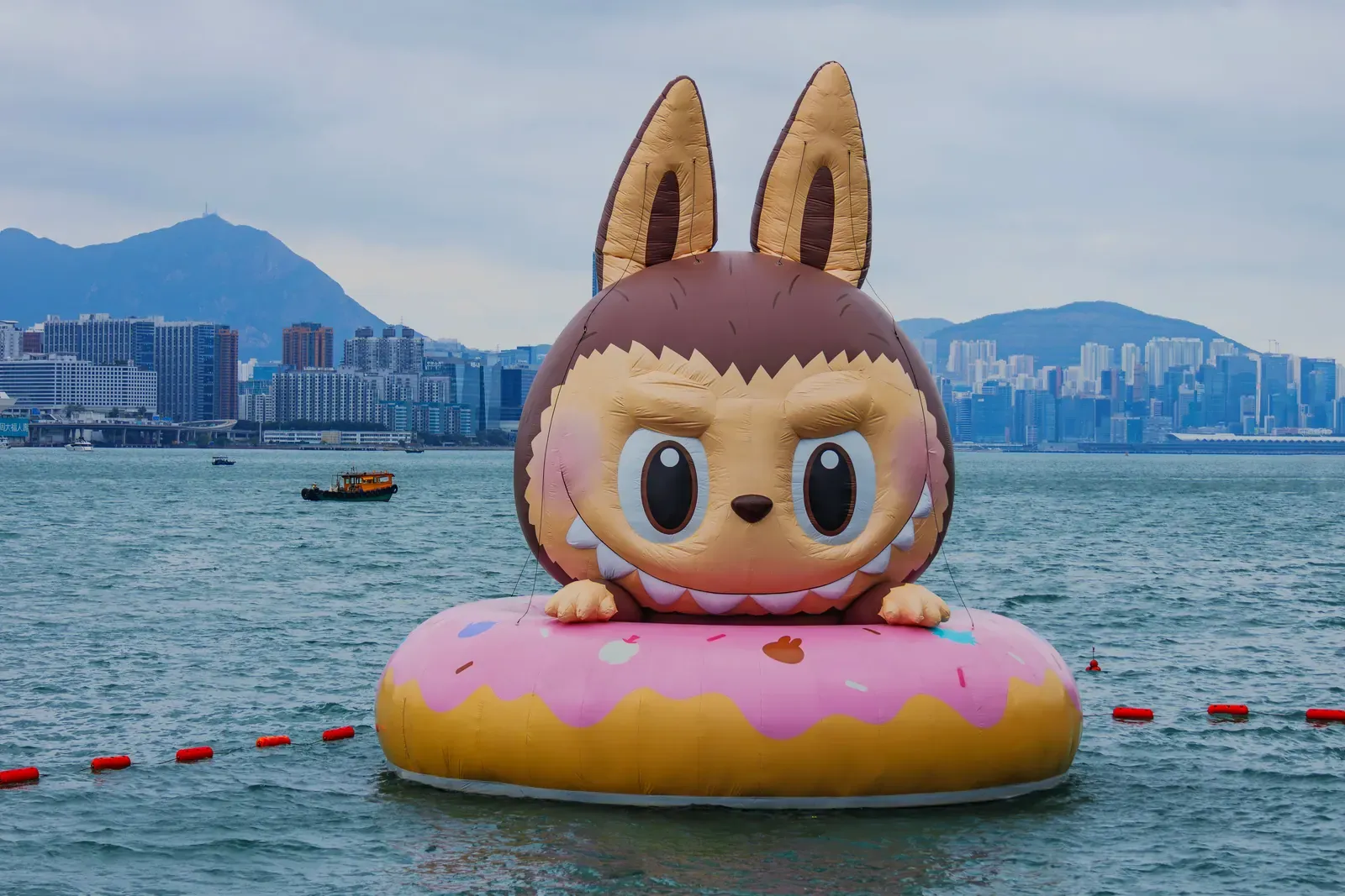 Obří nafukovací Labubu v přístavu Victoria Harbour v Hongkongu