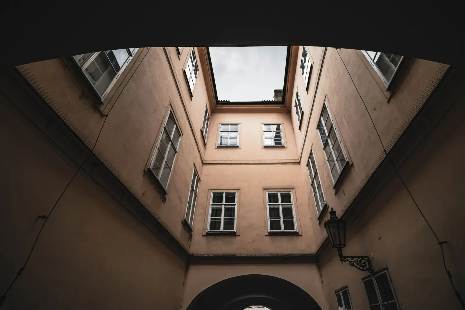 Pohled vzhůru z historického pražského dvorku