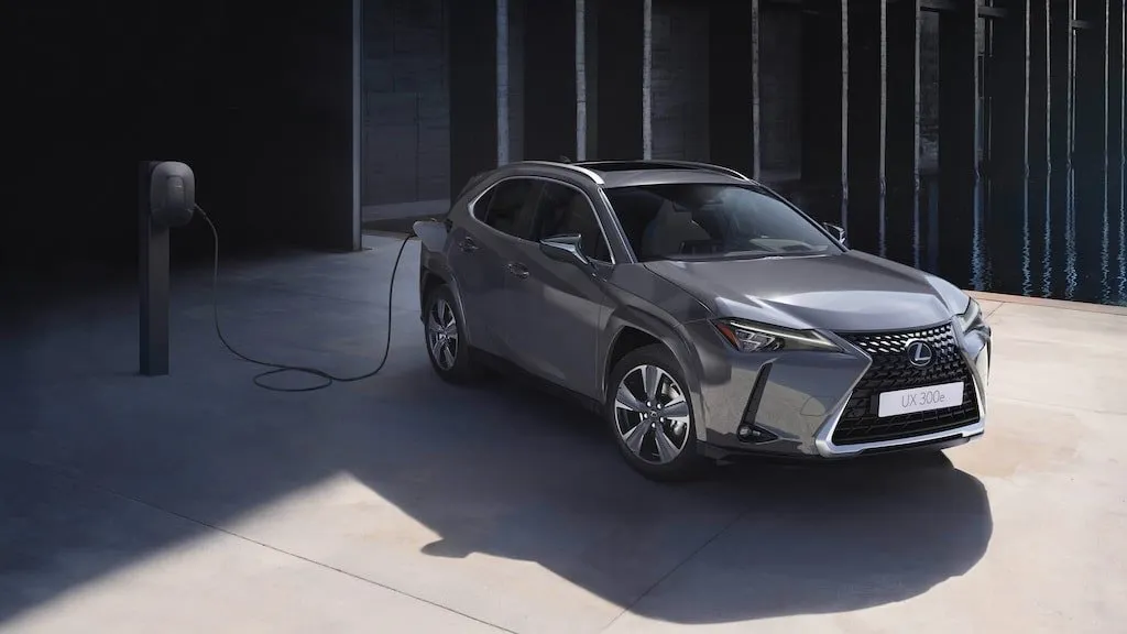 Nový plně elektrický model Lexus UX 300e nabíjený na stanici.