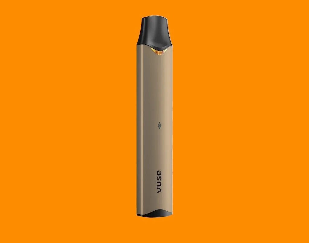 Nová elektronická cigareta Vuse na oranžovém pozadí.