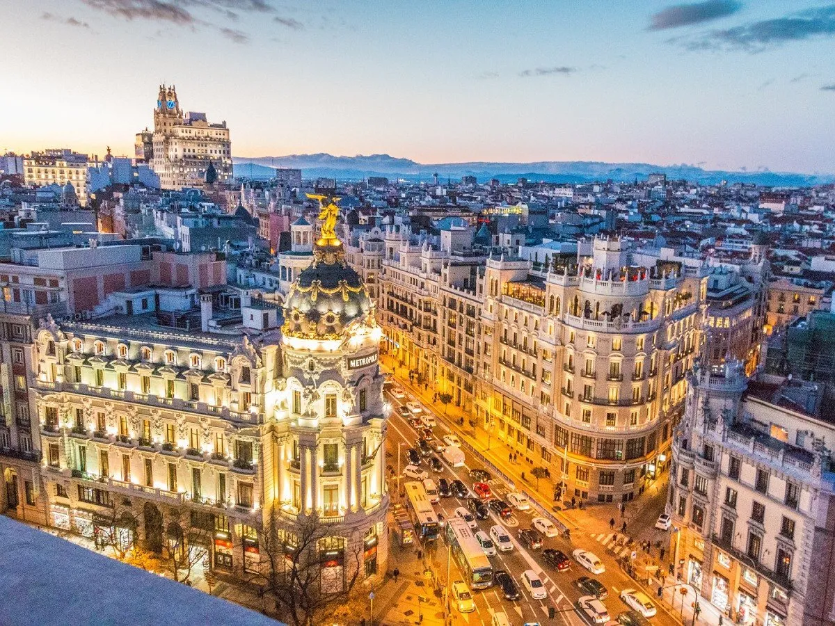 Pohled na městskou architekturu Madridu při západu slunce.