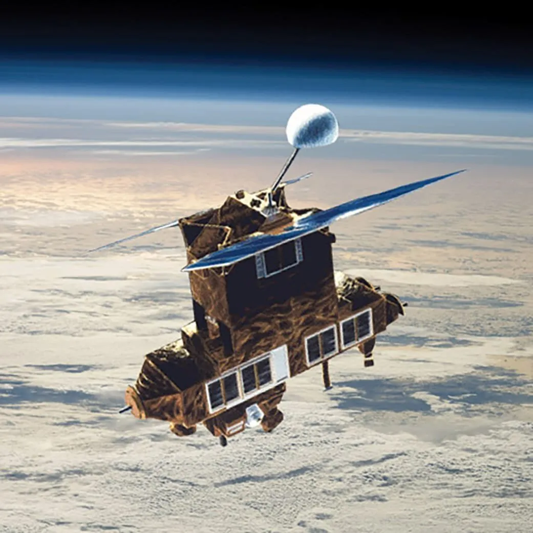 Starý satelit orbitující Zemi s solárními panely a anténou.