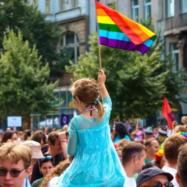 Duha nad hlavami účastníků Prague Pride 2025 – Pride vlajka vlající v ulicích Prahy jako symbol rovnosti, diverzity a podpory LGBTQ+ komunity.