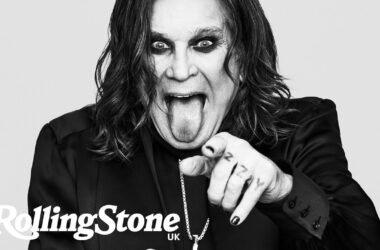 Černobílý portrét Ozzyho Osbourna s vyplazeným jazykem, legendární zpěvák heavy metalu a frontman kapely Black Sabbath.