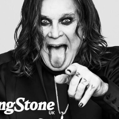 Černobílý portrét Ozzyho Osbourna s vyplazeným jazykem, legendární zpěvák heavy metalu a frontman kapely Black Sabbath.