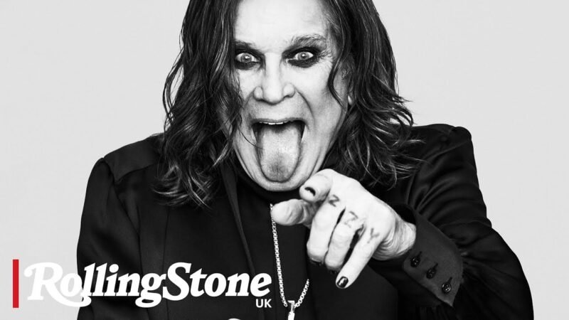 Černobílý portrét Ozzyho Osbourna s vyplazeným jazykem, legendární zpěvák heavy metalu a frontman kapely Black Sabbath.